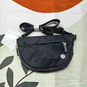 🍒Lululemon All Night Festival Bag 2L - Black w/ Gold Hardware Crossbody